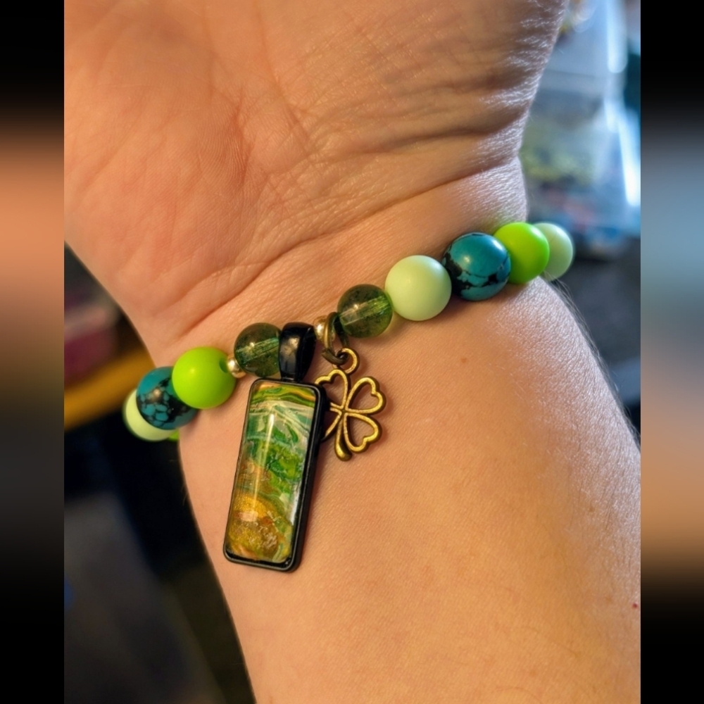 St. Patrick's Day beaded stretch bracelet with pendant - Picture 6 of 6